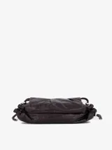 Bolso de hombro Diesel modelo Scrunch-D, confeccionado en cuero bovino negro con acabado arrugado y fruncido. Presenta un cierre metálico con el logo 'D' de Diesel en el centro y cordones ajustables en los laterales.