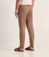 Pantalón de vestir color gris claro, de corte slim fit y largo cropped.
