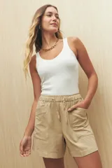 Short color ladrillo, de tiro alto, con elástico en la cintura y cordones ajustables. Cuenta con grandes bolsillos laterales.