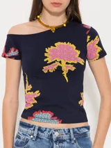 Top de jersey estampado con escote irregular que deja un hombro al descubierto y bordado JCH en el lateral inferior.