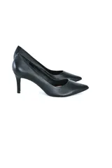 Zapato de tacón stiletto negro de cuero, con punta fina y tacón aguja de 8 cm.