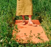 Mocasines náuticos color tostado confeccionados en cuero, con cordones y suela de goma.