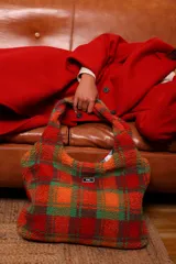 Bolso tote de hombro de corderito sintético con estampado a cuadros en tonos naranja, azul, verde y violeta. Forro de algodón a cuadros blancos y negros.