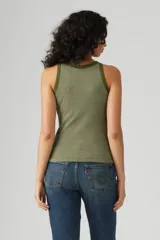 Musculosa verde oliva con rayas horizontales blancas, cuello redondo y sisas con ribete.