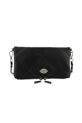 Bandolera negra con diseño matelaseado y aplique metálico con forma de labios. Incluye correa de cadena desmontable y organizador interno.