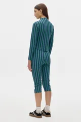 Calza capri de tiro alto con rayas verticales azules y verdes.