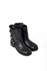Botas de ecocuero negras de caña baja, con base de 1,5 cm , taco de 2,5 cm y caña de 21 cm de alto. Presentan hebillas y arneses metálicos plateados.