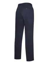 Pantalón de gabardina azul marino con tratamiento antiarrugas, corte modern fit, tiro medio, bolsillos laterales y traseros.