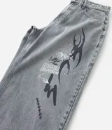 Pantalón masculino super baggy confeccionado en jeans sostenible con cintura con trabilla, cierre tradicional, bolsillos y estampa de grafiti.
