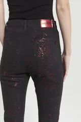 Jean skinny negro de tiro alto con foil rojo metalizado.