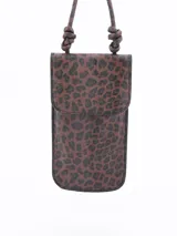 Bandolera porta celular color marrón con estampado animal print de leopardo y correa de soga.