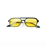 Lentes de sol con marco negro, patillas plateadas y lentes celestes.