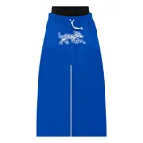 Pantalón azul de felpa de algodón con corte oversize y doble cintura simulando boxer. Estampa de perro blanco en el muslo.