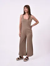 Mono marrón oscuro de corte holgado, con breteles finos y piernas anchas.