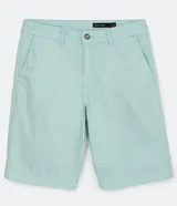 Bermuda masculina de sarga color rosado, con corte recto y bolsillos laterales.