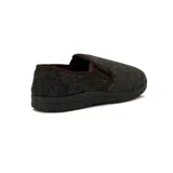 Pantuflas cerradas para hombre, color gris oscuro con interior rojo y suela negra de goma.
