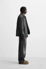 Sobrecamisa marrón de efecto piel con interior de borreguillo combinado a tono, de corte relaxed fit, cuello solapa, manga larga con puños abotonados, bolsillos de plastrón en pecho y laterales en cadera, efecto lavado y cierre frontal con botones a presión.