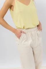 Pantalón relaxed fit color beige, confeccionado en algodón. Presenta cintura elastizada, bolsillos delanteros grandes y calce cómodo.