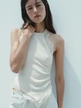 Top halter color ladrillo con textura y detalle de encaje a tono en cuello, sisas y ruedo.