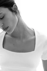 Remera blanca de punto suave con escote cuadrado y mangas cortas.