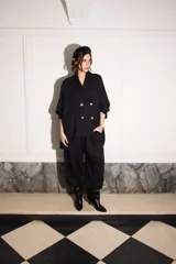 Pantalón holgado negro de lino con cintura elástica y cordones.