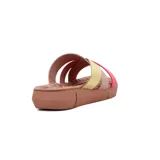 Sandalias bajas con plataforma marrón y tiras cruzadas en colores rosa, dorado y beige.