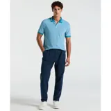 Polo celeste de corte slim fit, confeccionada en algodón orgánico. Presenta cuello y puños con rayas en contraste, cierre de dos botones y logo de pingüino bordado en el pecho.