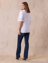 Remera blanca de algodón marca Ruby Rd con cuello redondo y escote en V. Tiene mangas cortas amplias con aplique de crochet.