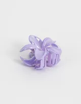 Broche con forma de flor color lila con esmaltado holográfico.