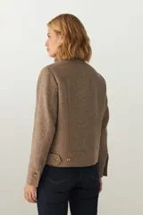 Campera marrón de lana fina, con cuello alto y cierre frontal con cremallera.