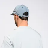 Gorra de gabardina celeste con logo Umbro bordado en blanco en el frente.