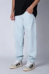 Pantalón jean celeste claro, de corte mom fit, con bolsillos delanteros y traseros.