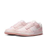 Zapatillas Nike Dunk Low Ewt de mujer, color rosa con estampado a cuadros vichy blancos y rosas.