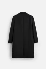 Abrigo negro regular fit confeccionado en paño con lana. Tiene cuello con solapas de muesca, manga larga, bolsillos de solapa en la cadera, bolsillo interior, abertura en el centro de la espalda y cierre frontal con botonadura.