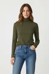 Polera verde militar de algodón y elastano, corte ajustado y cuello alto.