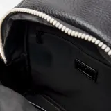 Mochila negra de cuero sintético con múltiples compartimentos: dos bolsillos externos con cierre, un bolsillo con broche imantado y dos compartimentos laterales sin cierre.
