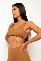 Top deportivo gris con escote cuadrado, breteles anchos y calce ajustado. Incluye forro interno y apertura para almohadilla removible.