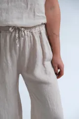 Pantalón palazzo beige de lino italiano con cintura elastizada.
