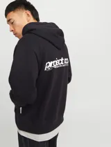 Buzo canguro negro con capucha, mangas largas, puños de canalé, bolsillo canguro y estampa en goma con el logo de la marca en el pecho.