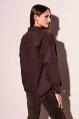 Sobrecamisa marrón de algodón con cuello camisero, cierre con botones a presión, dos bolsillos de parche en el pecho y corte recto.