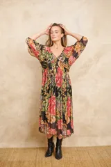 Vestido midi con estampado floral y animal print, escote en V profundo y mangas abullonadas.