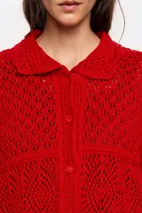 Cárdigan rojo de algodón crochet con cuello camisero, cierre frontal con botones, manga corta y corte oversize.