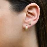 Aros tipo argolla pequeños, dorados, con tres hileras de circonias engarzadas.
