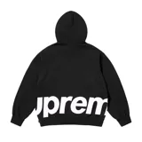 Hoodie Supreme negra con cierre frontal, capucha y bolsillo tipo canguro. Logotipo "Supreme" grande en color blanco en el frente.