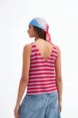 Musculosa tejida de punto con rayas horizontales rojas y lilas, escote en V y breteles anchos.
