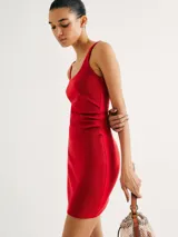 Vestido sin mangas color amarillo pálido, de corte ajustado y largo mini.