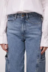 Pantalón de jean celeste de corte ancho con bolsillos laterales tipo cargo.