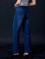Pantalón de jean azul de tiro alto y pierna ancha, marca Djeans. Tiene pretina con pasadores, botón y cierre. Cuenta con bolsillos delanteros y traseros.