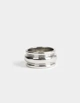 Anillo dorado de metal con diseño triple.