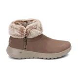 Bota casual Skechers On The GO Joy - Savvy color marrón, con caña baja, forro de piel sintética y cierre lateral con cremallera.